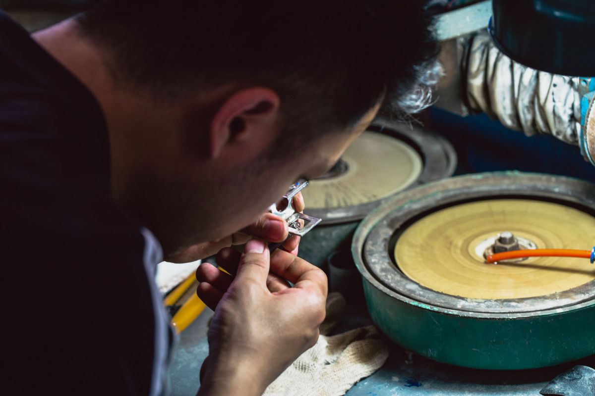Jewelry setting bench at GemWSL factory